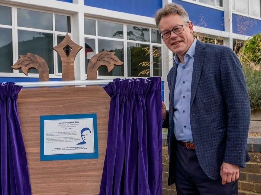 Dermot Turing unveiling a plaque dedicated to Alan Turing